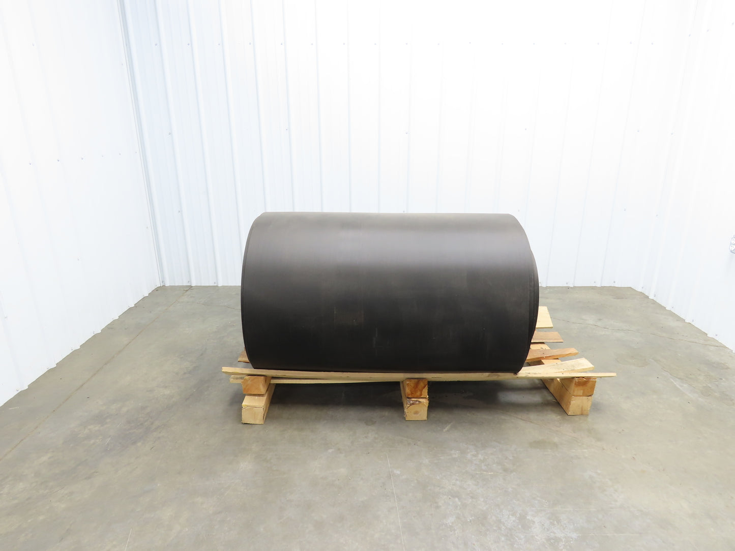 Hytrol 47.5"W x 722' Grooved Rubber Conveyor Belt 2-Ply Black 49"BW