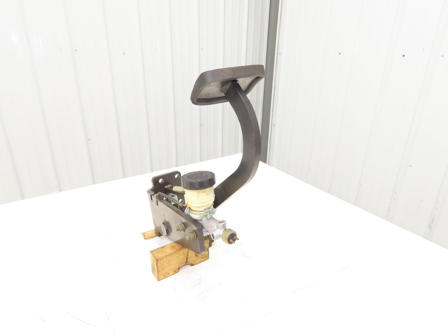Caterpillar EC25KE Electric Forklift Brake Pedal Master Cylinder Assembly