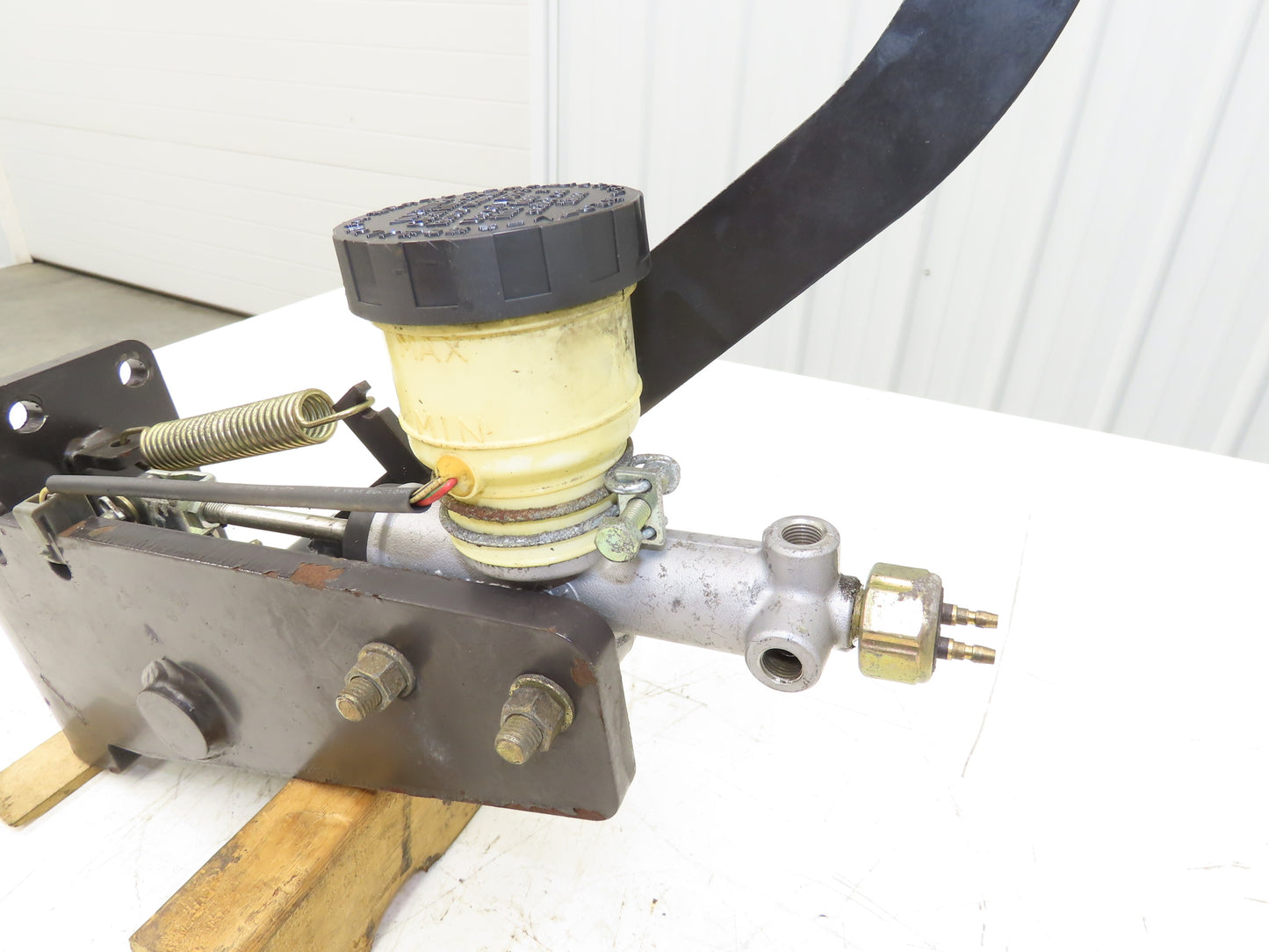 Caterpillar EC25KE Electric Forklift Brake Pedal Master Cylinder Assembly