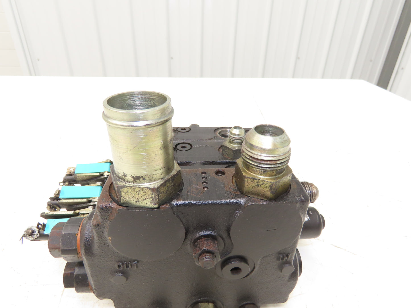 Husco 5000CC-C23 G Hydraulic 3-Spool Forklift Mast Control Valve Off EC25KE