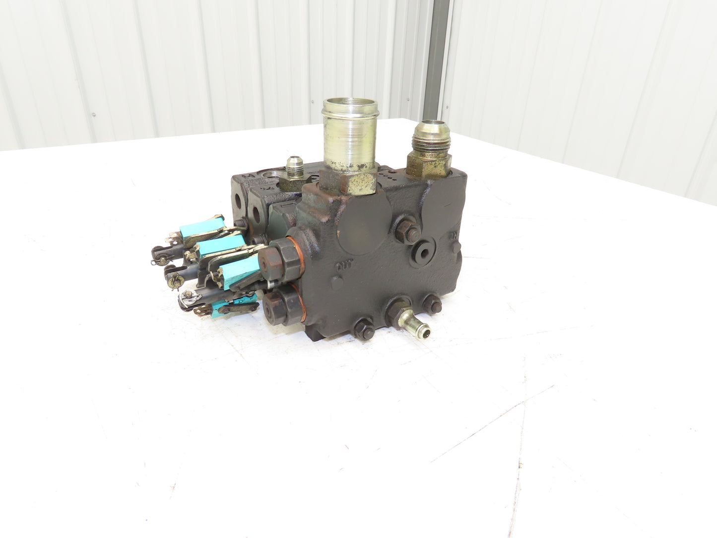 Husco 5000CC-C23 G Hydraulic 3-Spool Forklift Mast Control Valve Off EC25KE