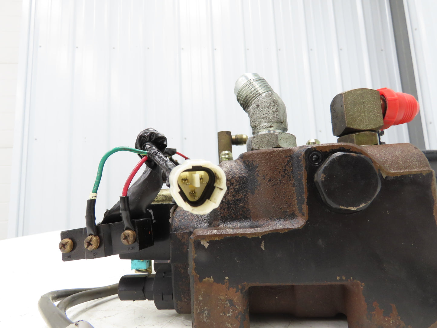 Toyota 67620-21440-71 Hydraulic 3-Spool Forklift Mast Control Valve From 7FBCU25