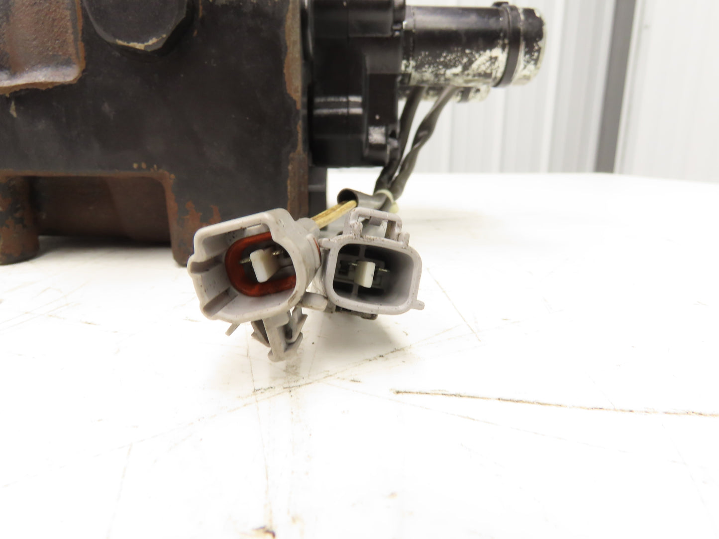 Toyota 67620-21440-71 Hydraulic 3-Spool Forklift Mast Control Valve From 7FBCU25