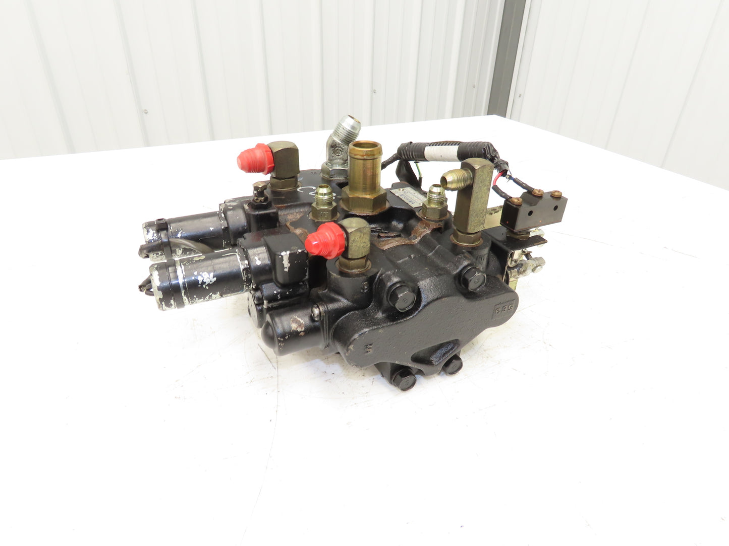 Toyota 67620-21440-71 Hydraulic 3-Spool Forklift Mast Control Valve From 7FBCU25