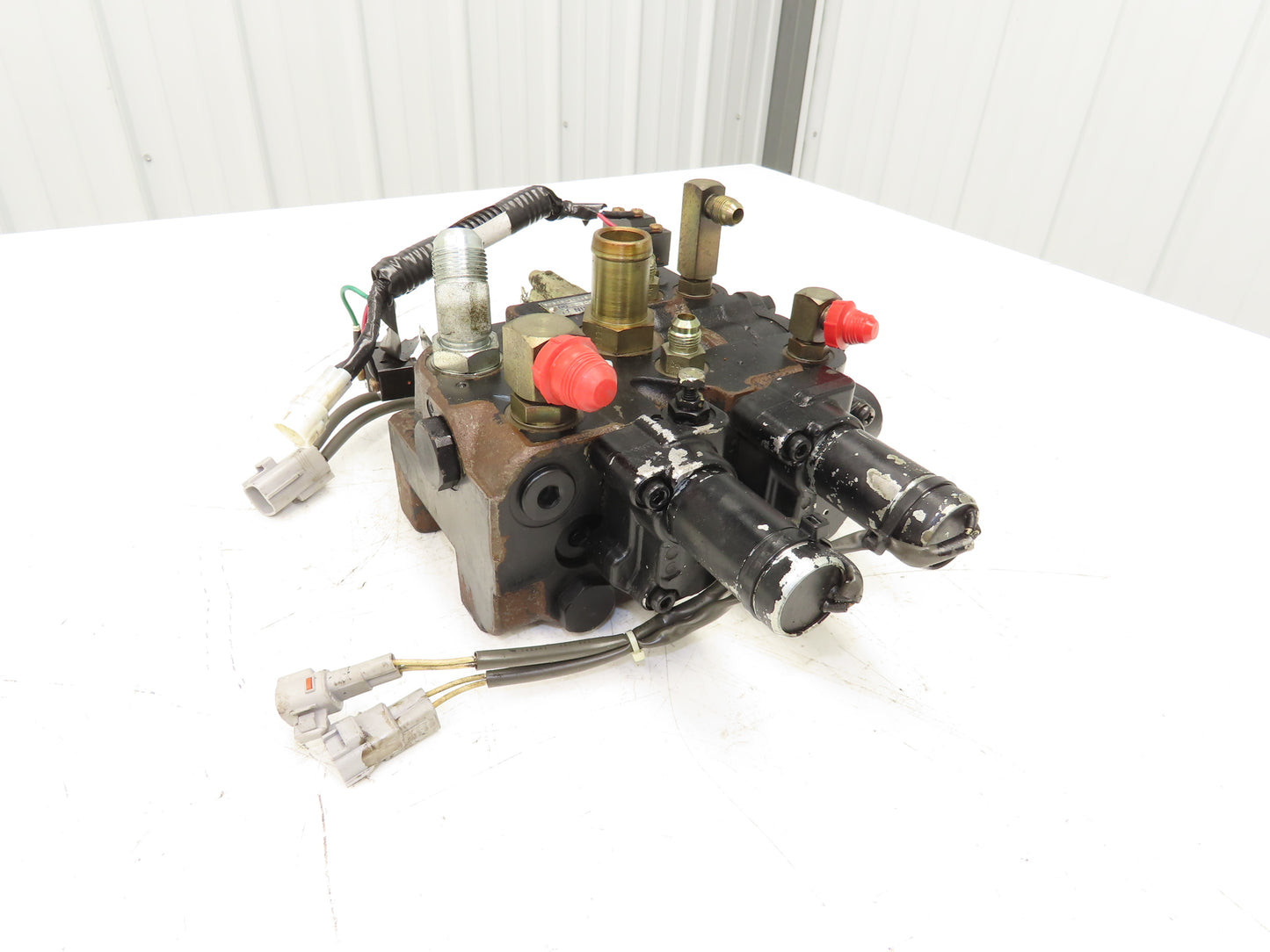 Toyota 67620-21440-71 Hydraulic 3-Spool Forklift Mast Control Valve From 7FBCU25