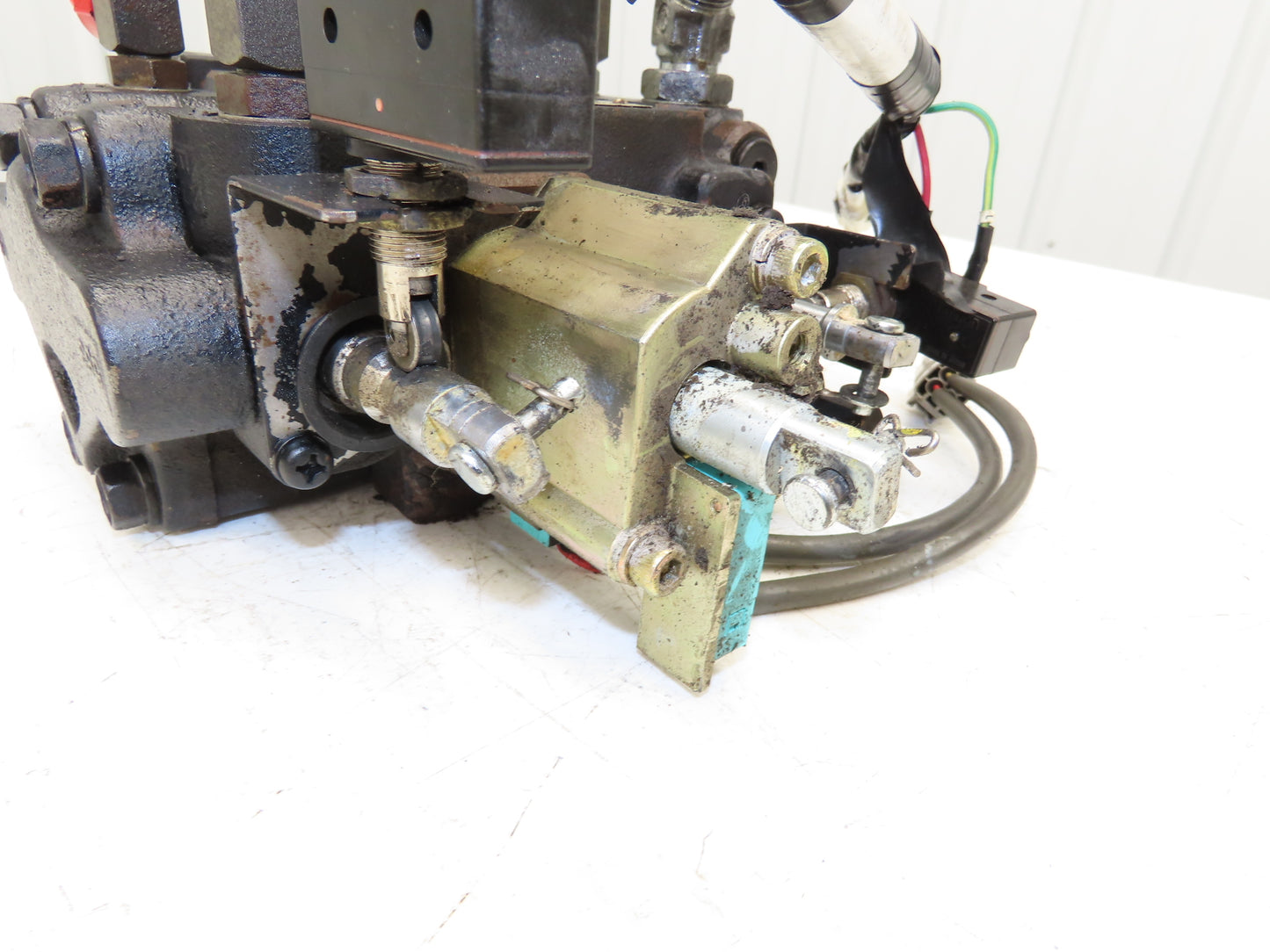 Toyota 67620-21440-71 Hydraulic 3-Spool Forklift Mast Control Valve From 7FBCU25