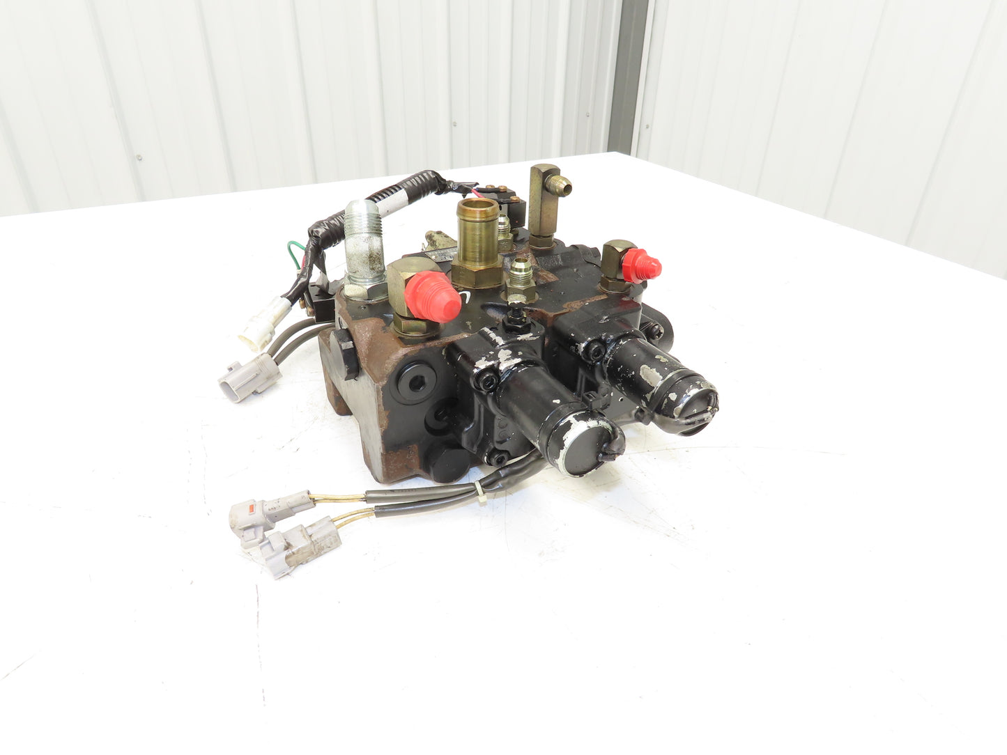 Toyota 67620-21440-71 Hydraulic 3-Spool Forklift Mast Control Valve From 7FBCU25