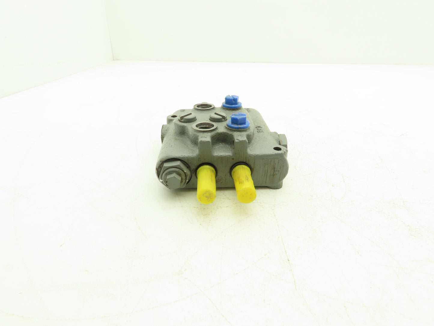 Eaton Cessna 30922-CCN 2 Spool Hydraulic Manual Lever Operated Valve