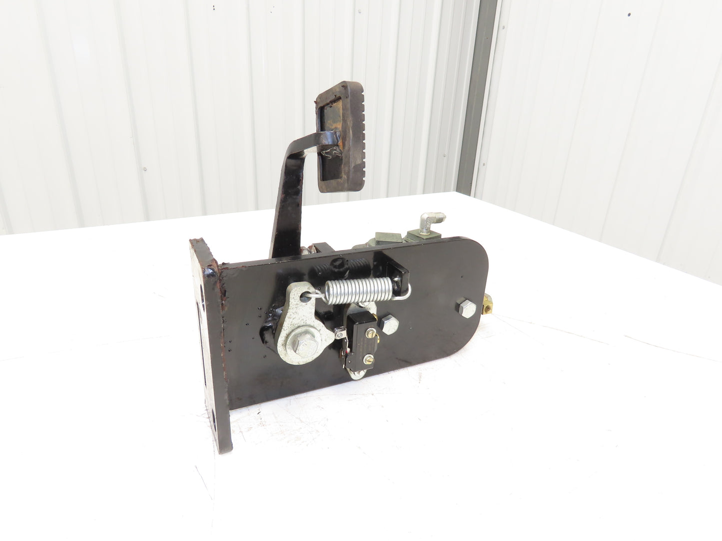 Landoll LSC30 Hydraulic Brake Pedal Master Cylinder Assembly Off LSC30 Forklift