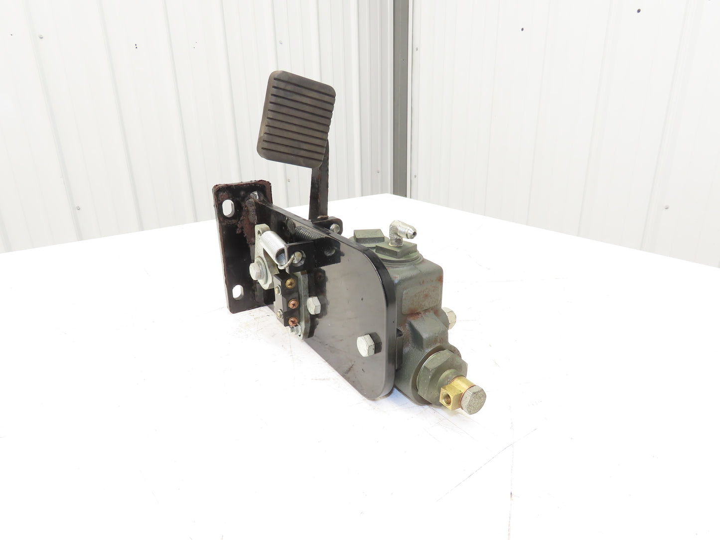 Landoll LSC30 Hydraulic Brake Pedal Master Cylinder Assembly Off LSC30 Forklift