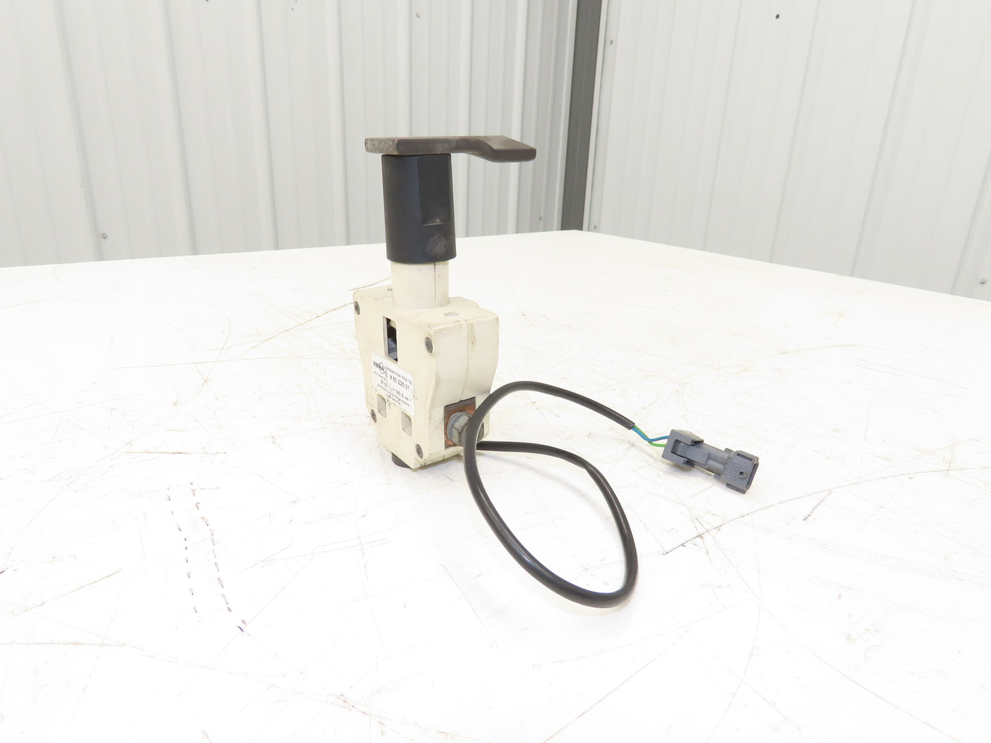 Linde 8022531 Electric Forklift Push Pull Switch E18C-02