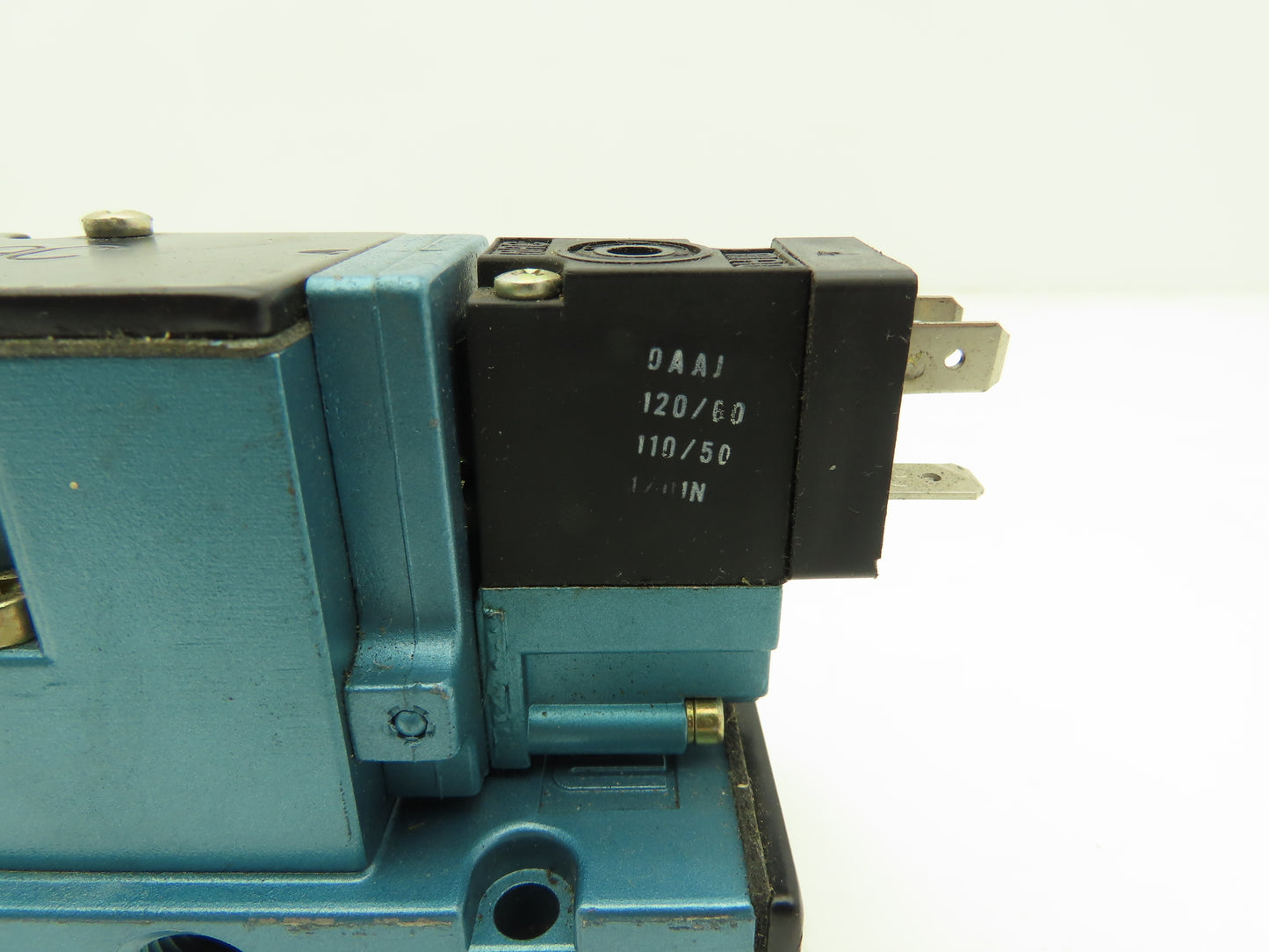 Mac 82A-AB-BAA-TM-DAAJ-1JM Pneumatic Air Solenoid Valve 4-Way 1/4"NPT 120VAC