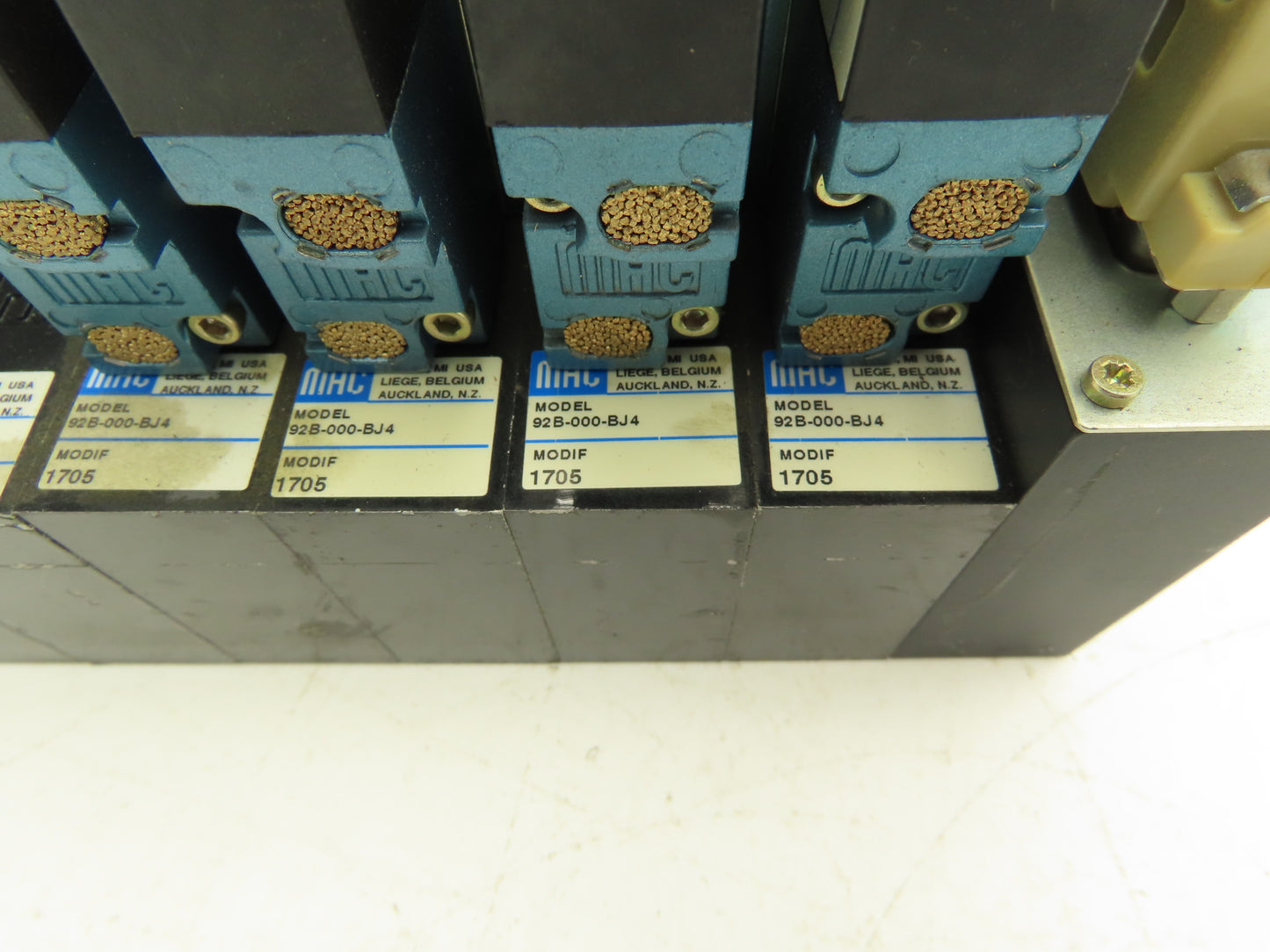 MAC MAConnect 8-Station Solenoid Valve Serial Manifold DeviceNet 24VDC 92B