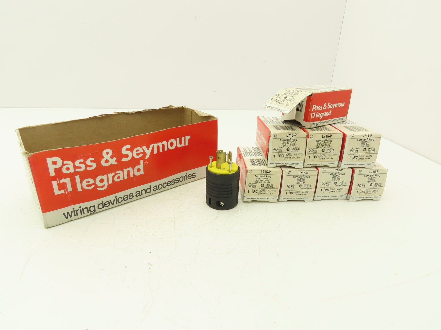 Pass & Seymour L715-P Legrand Turnlok Plug 2P 3W Grounding 15A 277VAC Box of 8