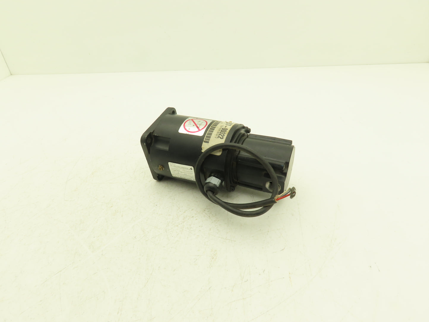 Yaskawa USAHEM-02BF2 AC Servo Motor 200W 8000rpm With Encoder *Read
