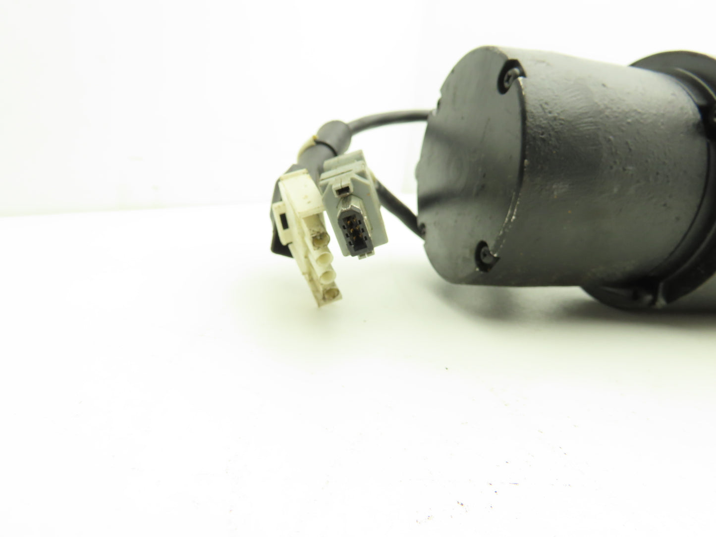 Yaskawa USAHEM-02VYU11 AC Servo Motor 200W 8000rpm With Encoder