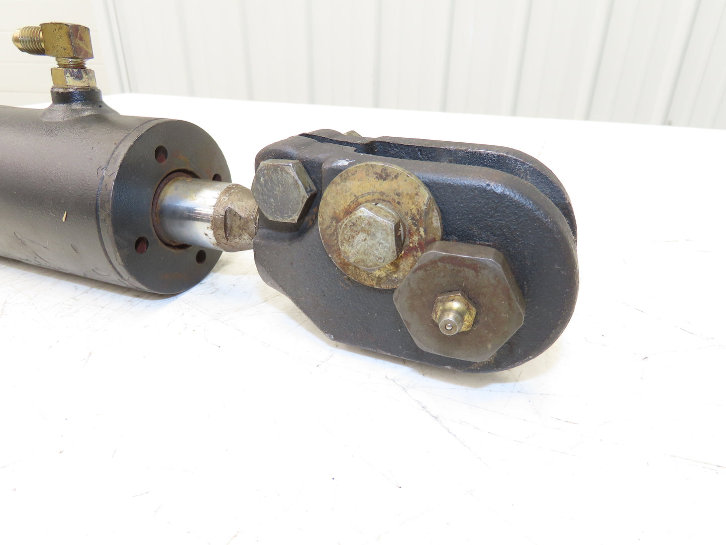 Yale 305517 Hydraulic Tilt Cylinder Off Stand On ESC030FAN36TE094 Forklift