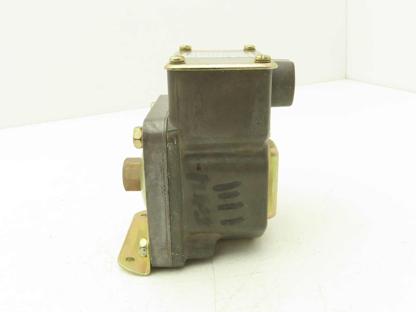 Barksdale D2T-A3SS-Q24 Pressure or Vacuum Actuated Switch 0.3-3 psi Range