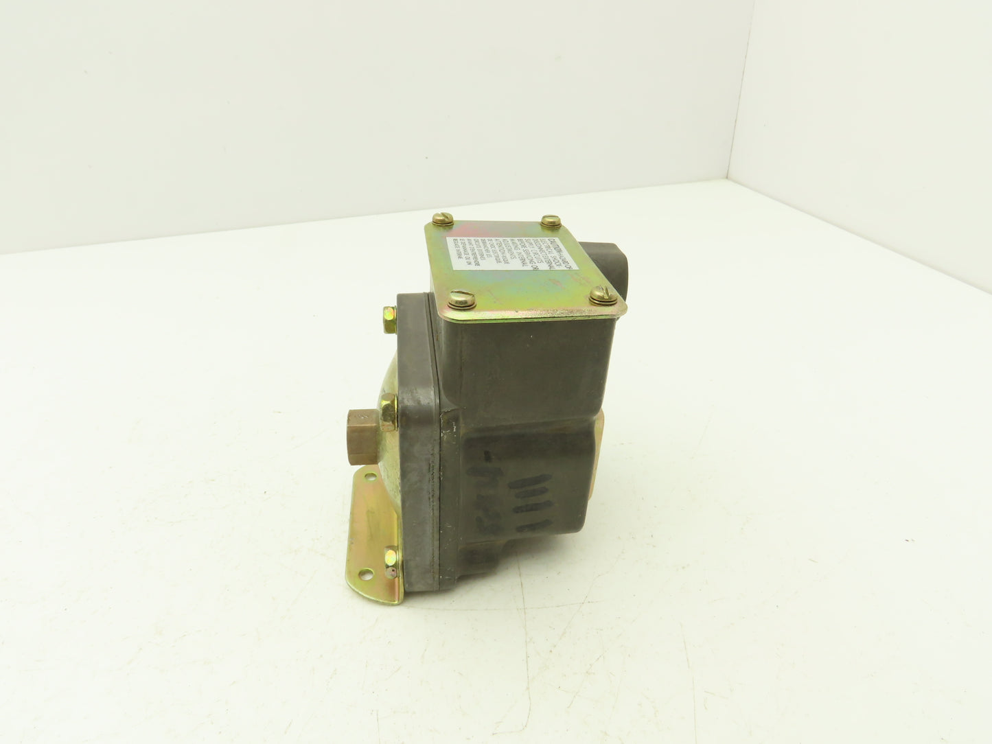 Barksdale D2T-A3SS-Q24 Pressure or Vacuum Actuated Switch 0.3-3 psi Range
