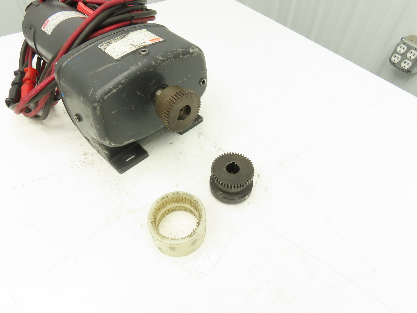 Dayton 4Z617B Gearbox 17.5:1 Speed Reducer 1/2Hp 99 RPM 12VDC 39A 454in/lbs