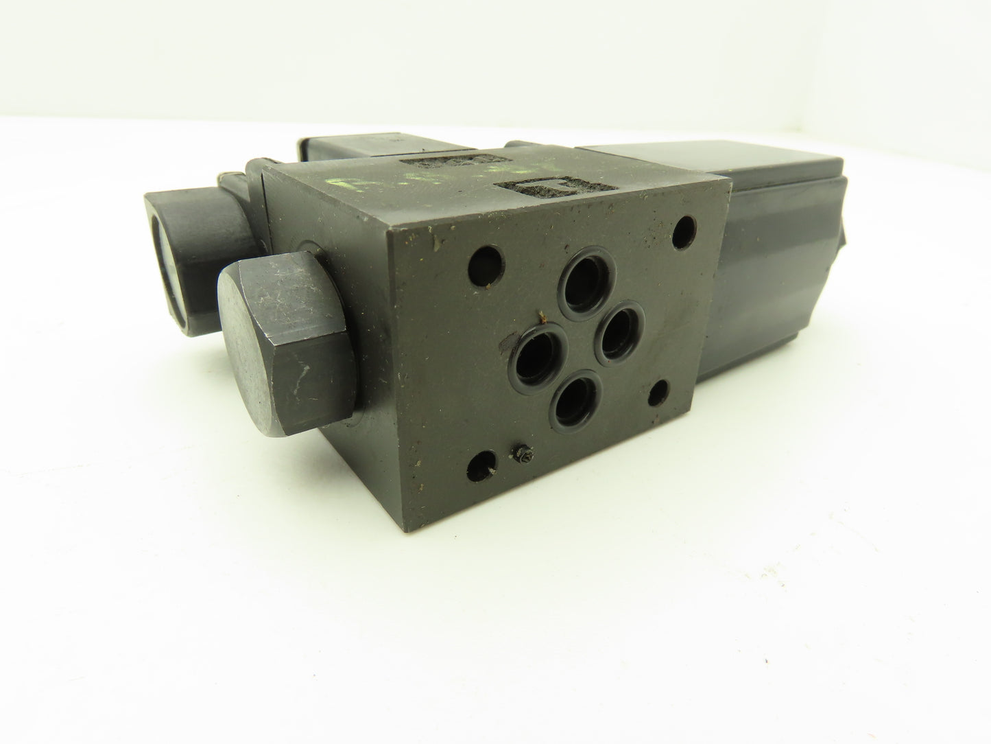 International DG03-2A-115VAC-71-WB Hydraulic Directional Solenoid Valve 115VAC