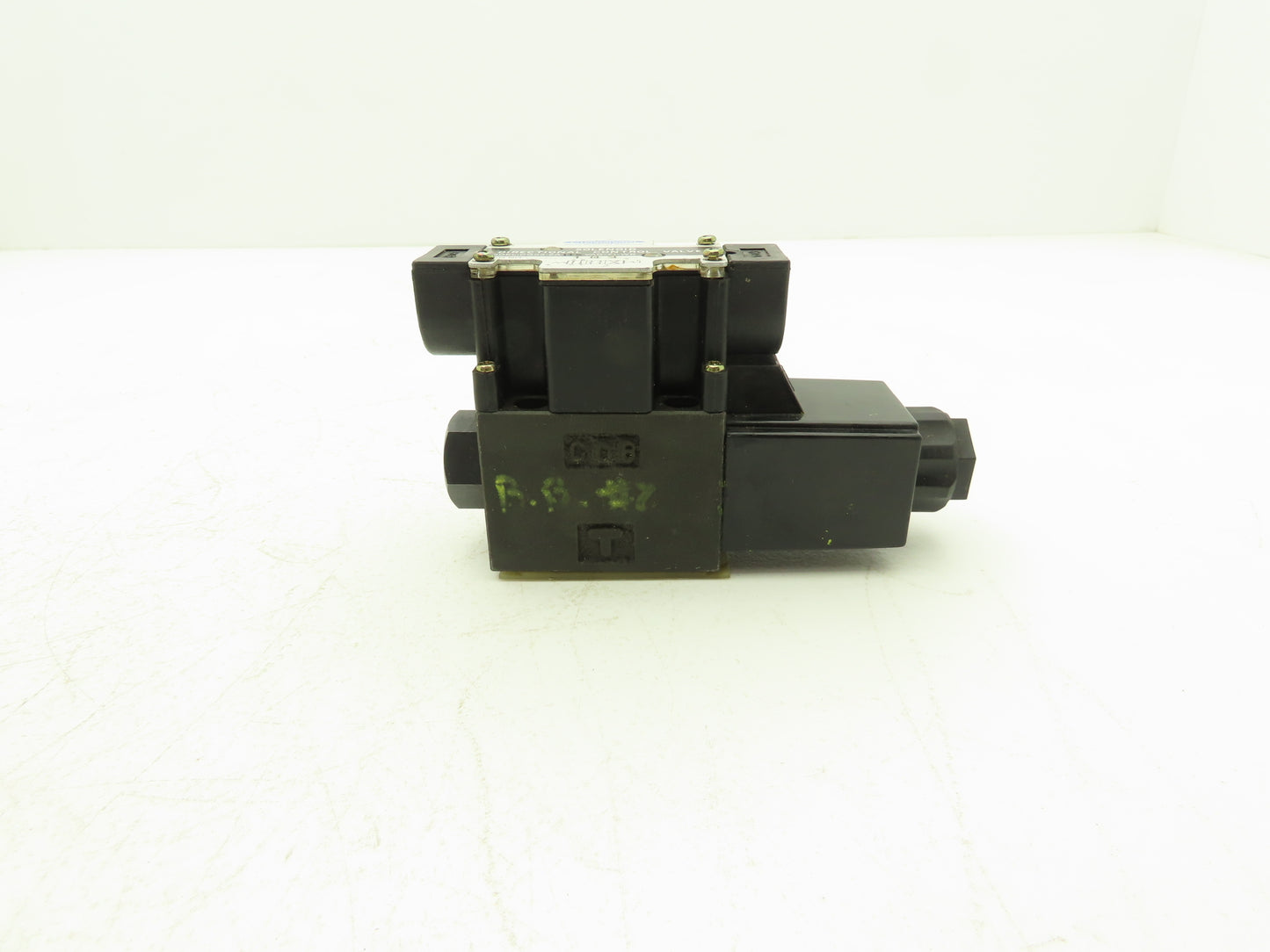 International DG03-2A-115VAC-71-WB Hydraulic Directional Solenoid Valve 115VAC