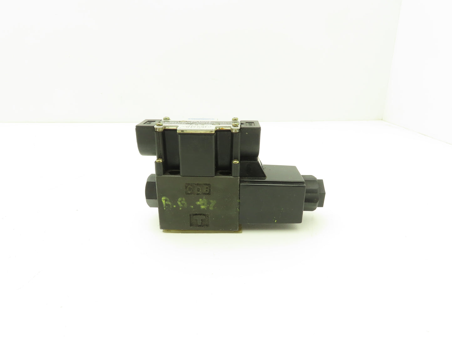 International DG03-2A-115VAC-71-WB Hydraulic Directional Solenoid Valve 115VAC