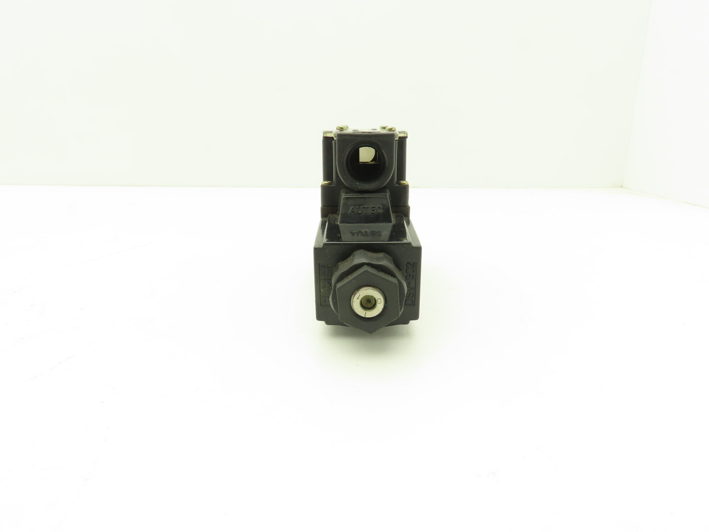 International DG03-2A-115VAC-71-WB Hydraulic Directional Solenoid Valve 115VAC