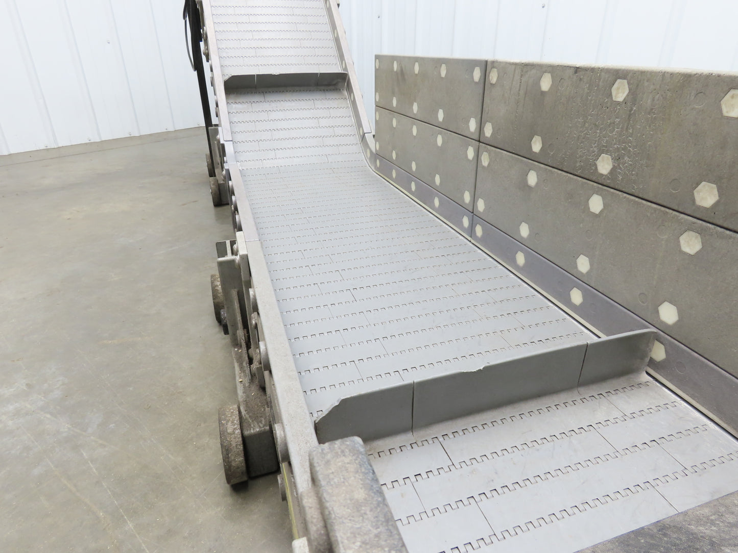 Dynacon 12"x 8' 5" Portable Cleated Belt Incline Conveyor 115V 32FPM