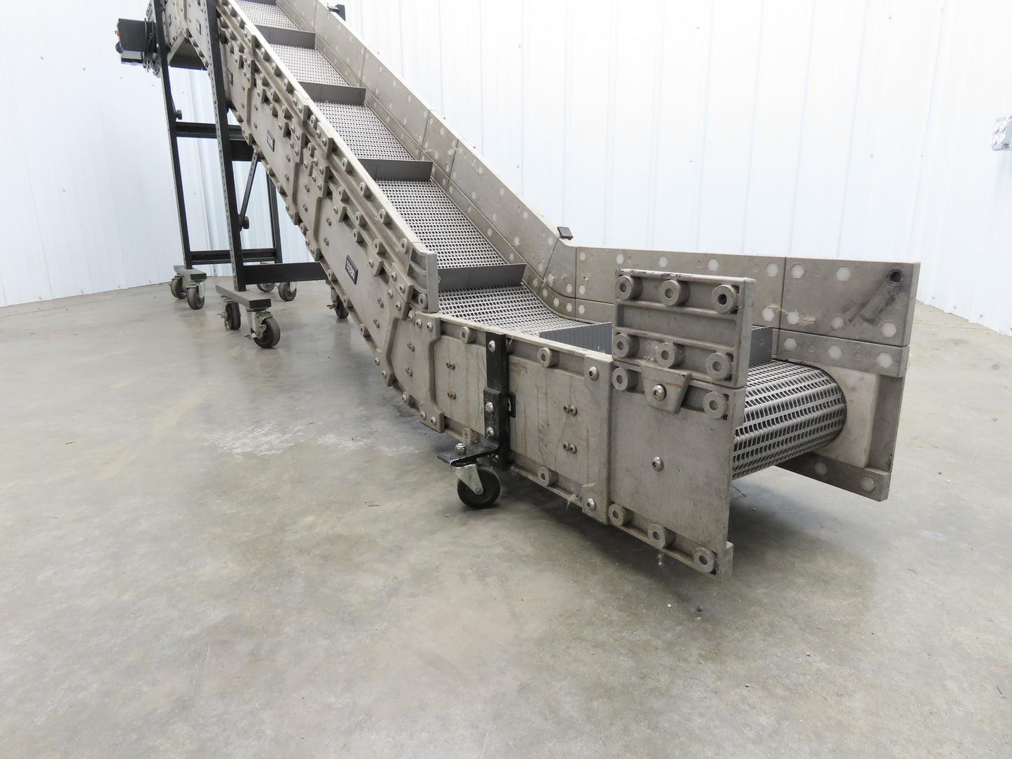 Dynacon 12"x 11' 6" Portable Cleated Belt Incline Conveyor 115V Variable Speed