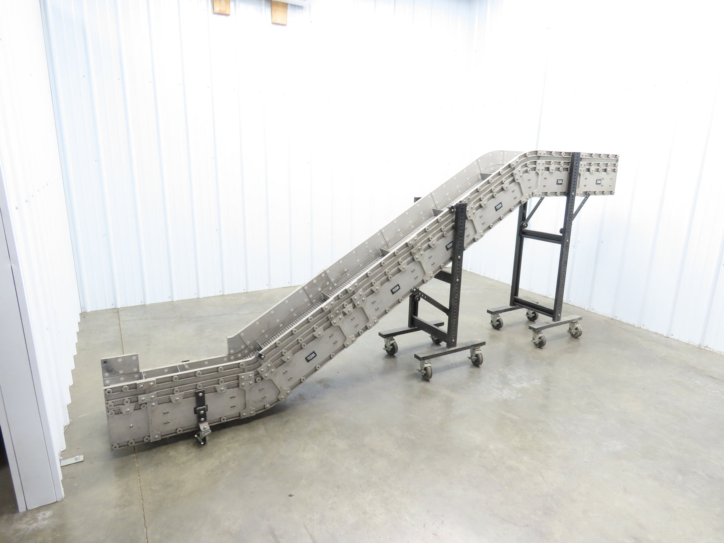 Dynacon 12"x 11' 6" Portable Cleated Belt Incline Conveyor 115V Variable Speed