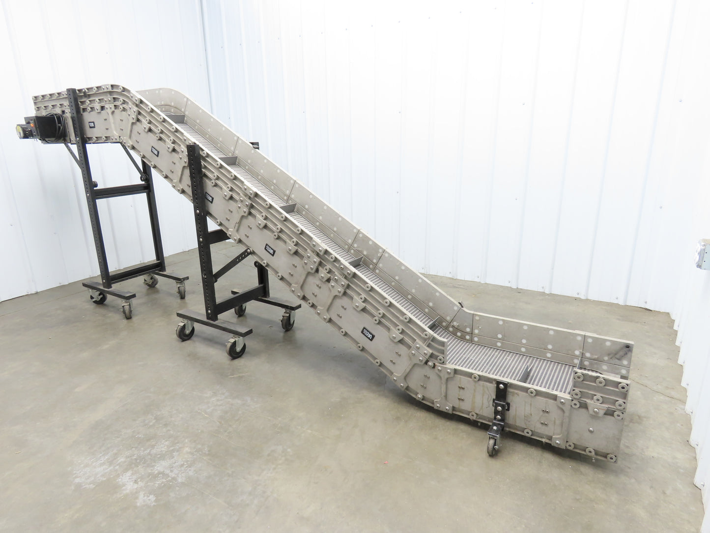 Dynacon 12"x 11' 6" Portable Cleated Belt Incline Conveyor 115V Variable Speed