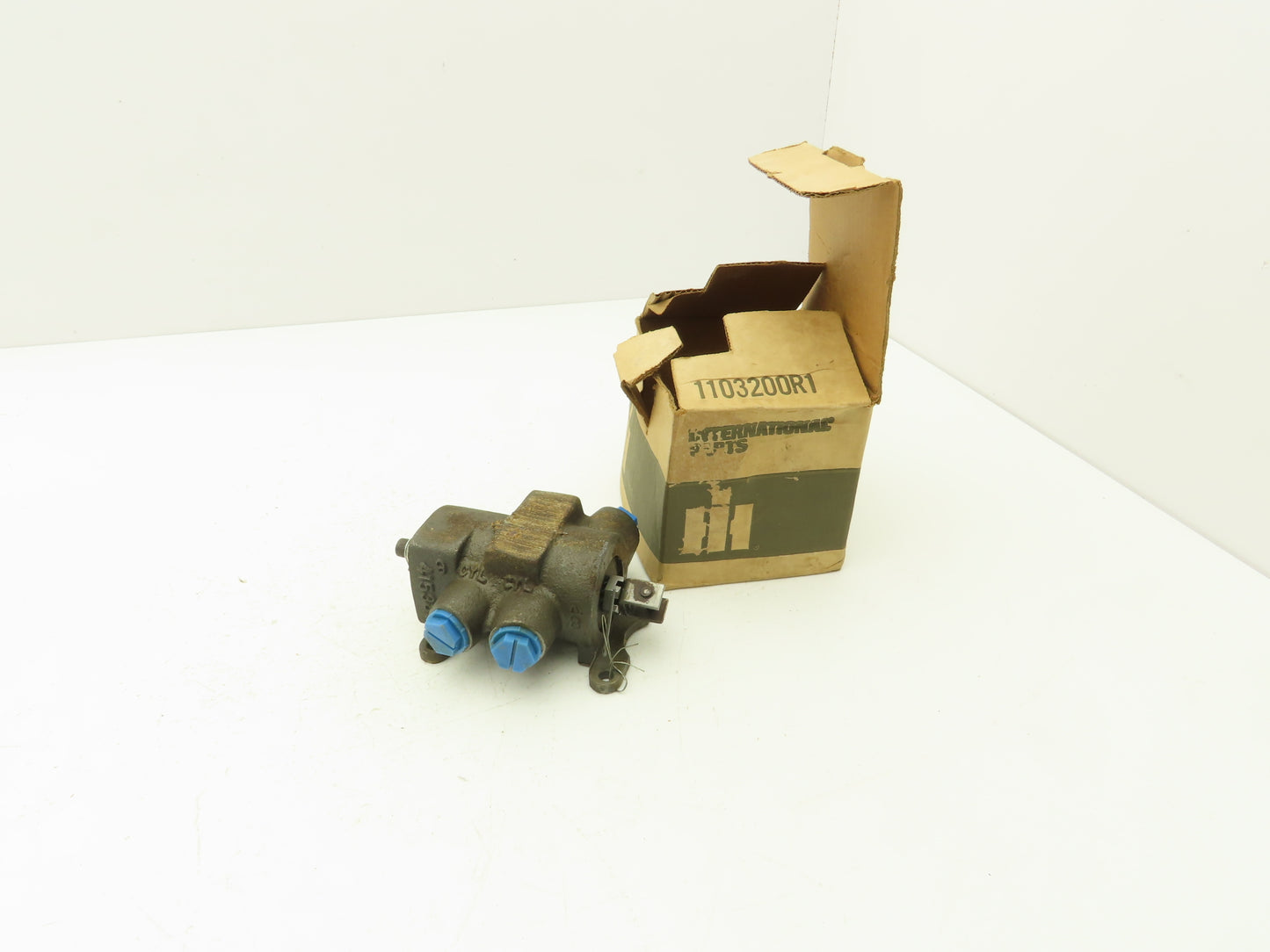 International Komatsu Navistar HP708110 Directional Control Valve 150758H1