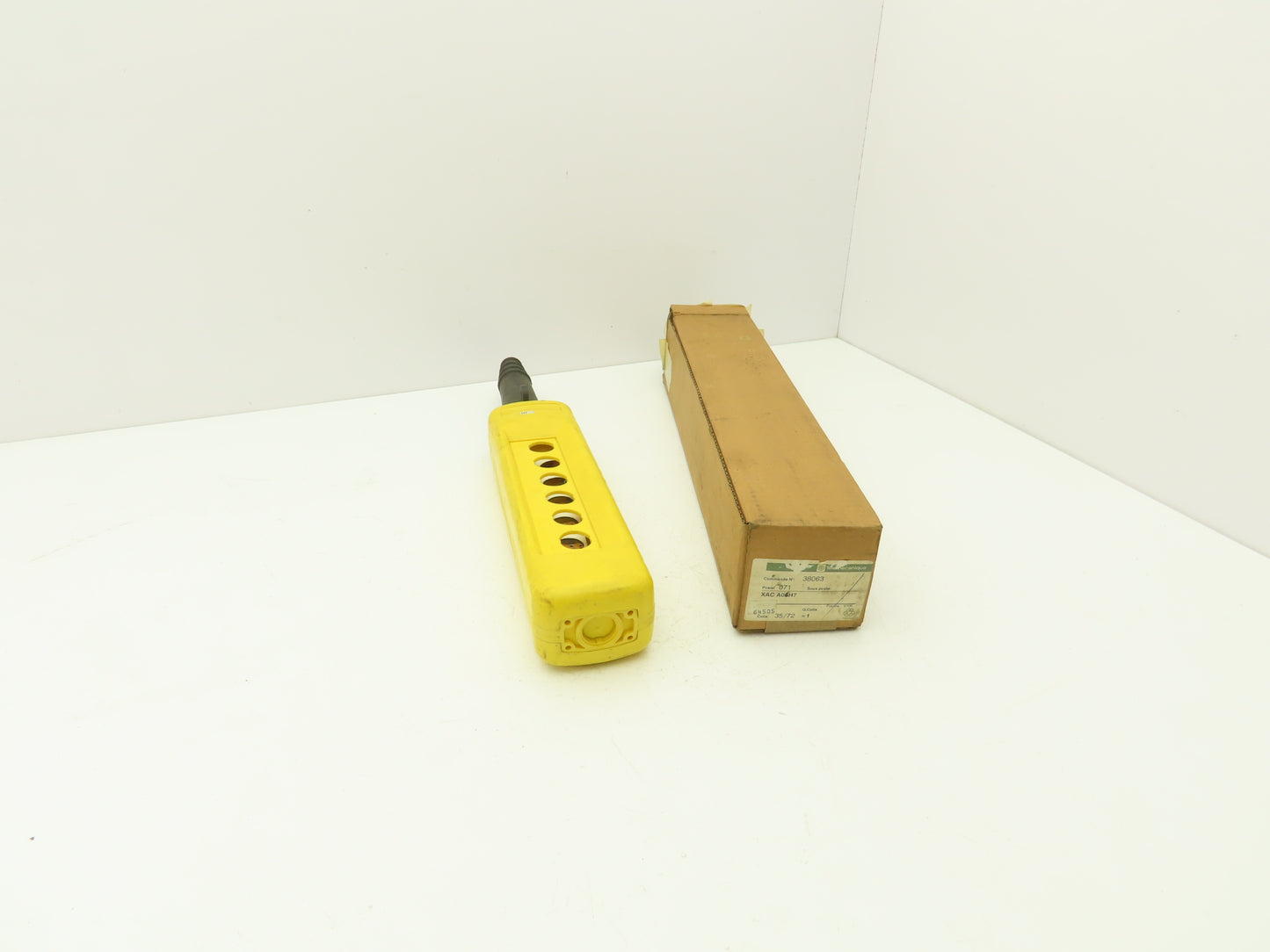 Telemecanique XAC-A06  6-Station Pushbutton Control Pendant Enclosure Empty 500V