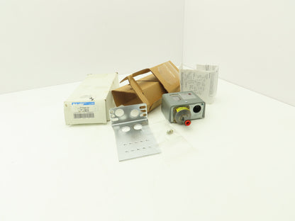 Johnson Controls P70AA-5C Open Low Pressure Control 20" HG 100 PSI 1/4" NPT