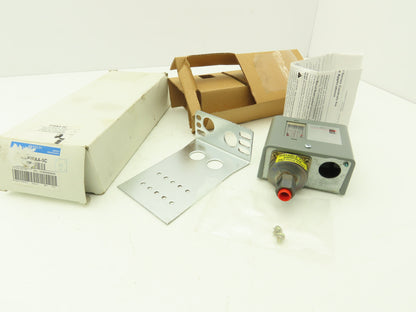 Johnson Controls P70AA-5C Open Low Pressure Control 20" HG 100 PSI 1/4" NPT
