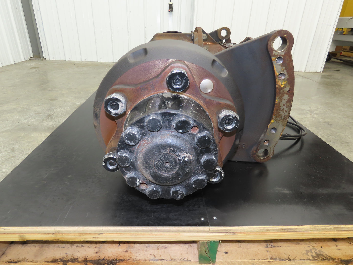 Yale Forklift Front Dual Wheel Drive Axle Assembly 6-Lug Off ERC100HHN48TV096