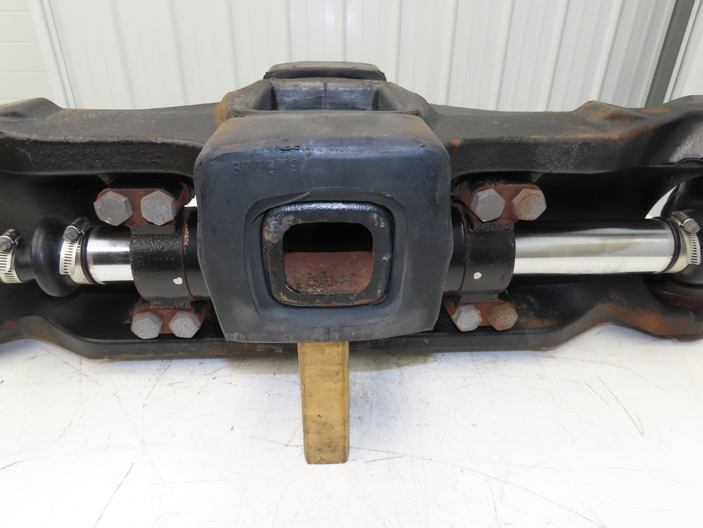 Yale Forklift Dual-Wheel Rear Axle Assembly Off ERC100HHN48TV096