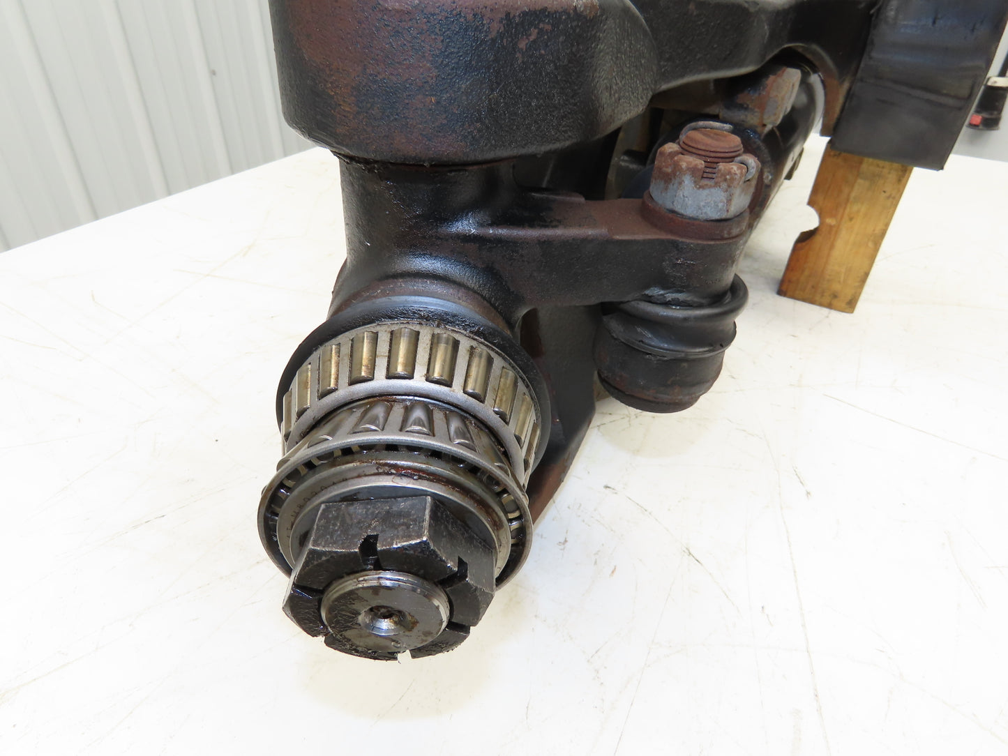 Yale Forklift Dual-Wheel Rear Axle Assembly Off ERC100HHN48TV096