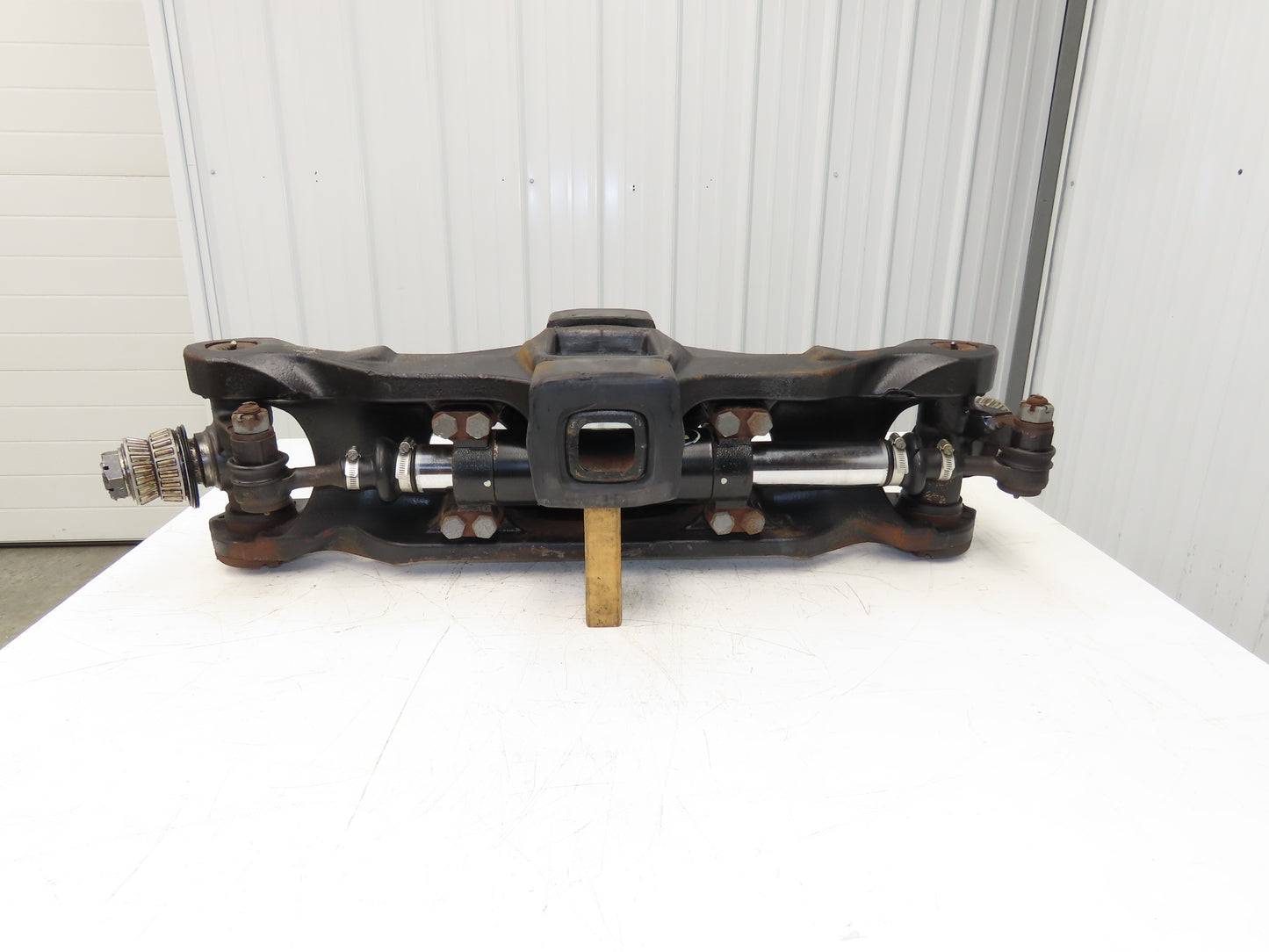 Yale Forklift Dual-Wheel Rear Axle Assembly Off ERC100HHN48TV096