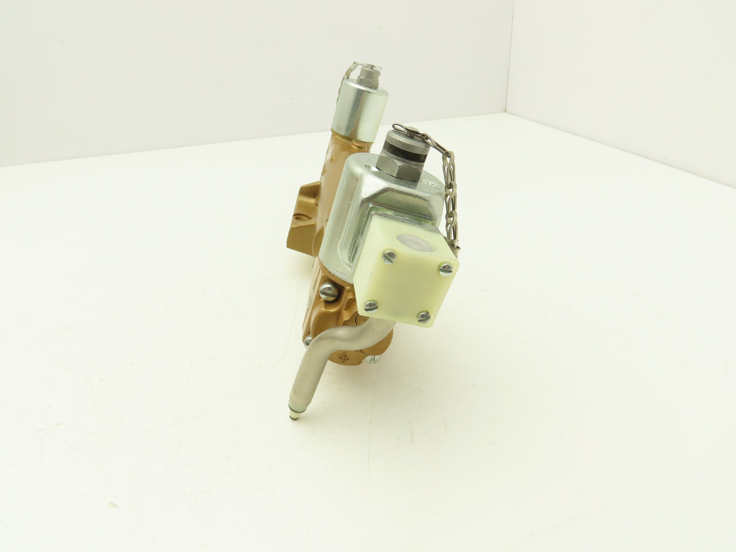 Versa VXX-4534-G-P-3-21-31-A120 Pneumatic Solenoid Valve 4-Way 3-Pos 40-175 PSIG