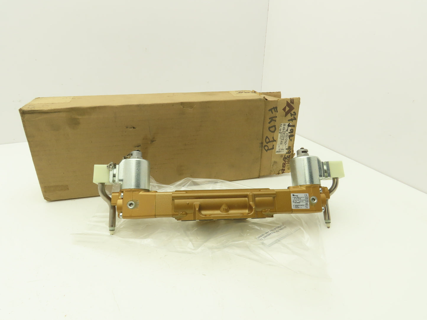 Versa VXX-4534-G-P-3-21-31-A120 Pneumatic Solenoid Valve 4-Way 3-Pos 40-175 PSIG