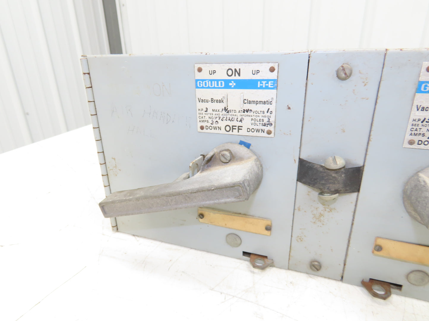 Gould Siemens V7E2213LR I-T-E Twin Vacu-Break Fusible Switch 100A 240VAC 1Ph