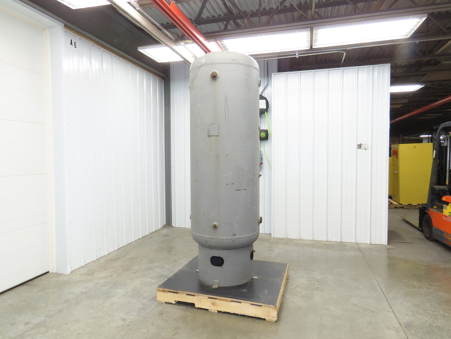 Brunner Vertical Compressed Air Receiver Tank 240 Gallon 200 PSI 30"x 70"