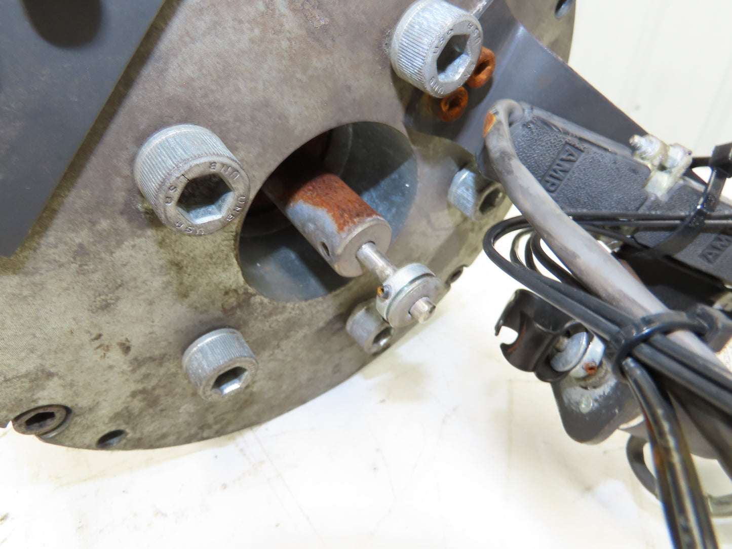 Raymond FD2-4002 36/48V DC Drive Motor Steering Swivel Wheel Hub Assy 410027