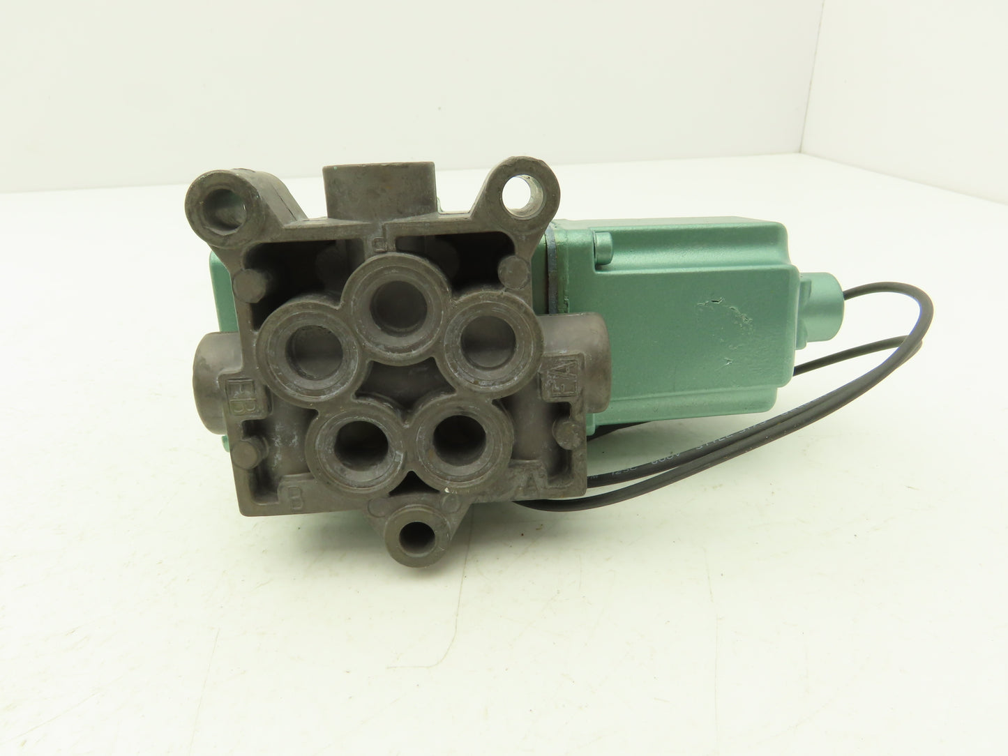 Numatics 12SAD4410A Pneumatic Air Solenoid Valve 120V 5 Way 2 Position