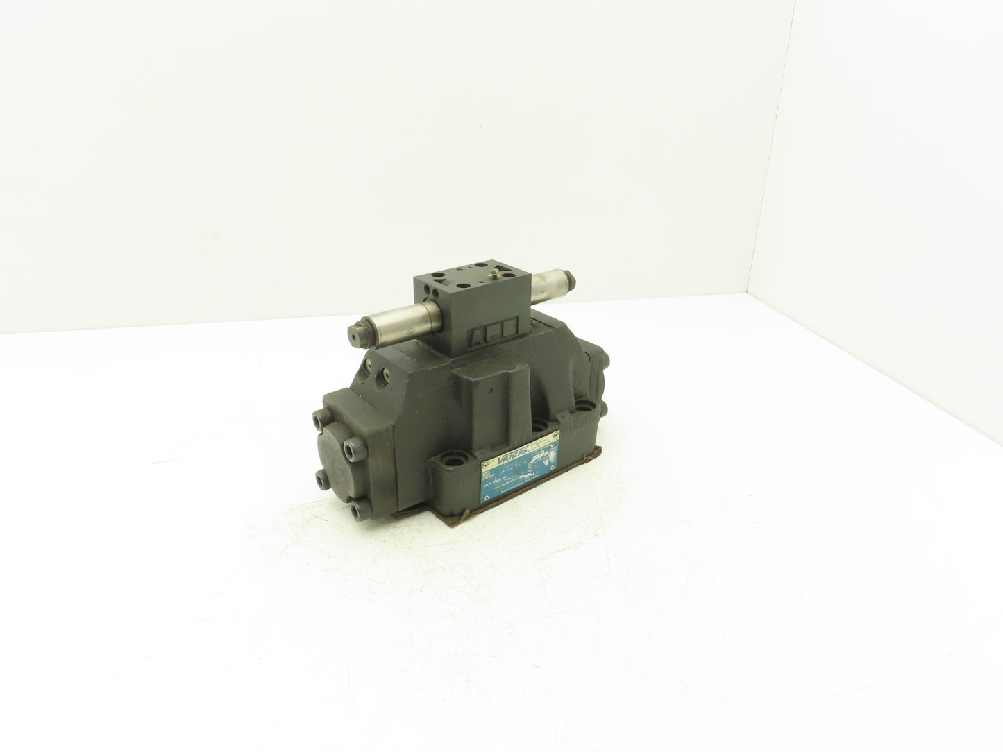 Vickers DG5S-8-6CTM-FTWL-B5-30 Directional Control Solenoid Valve  *No Coils*