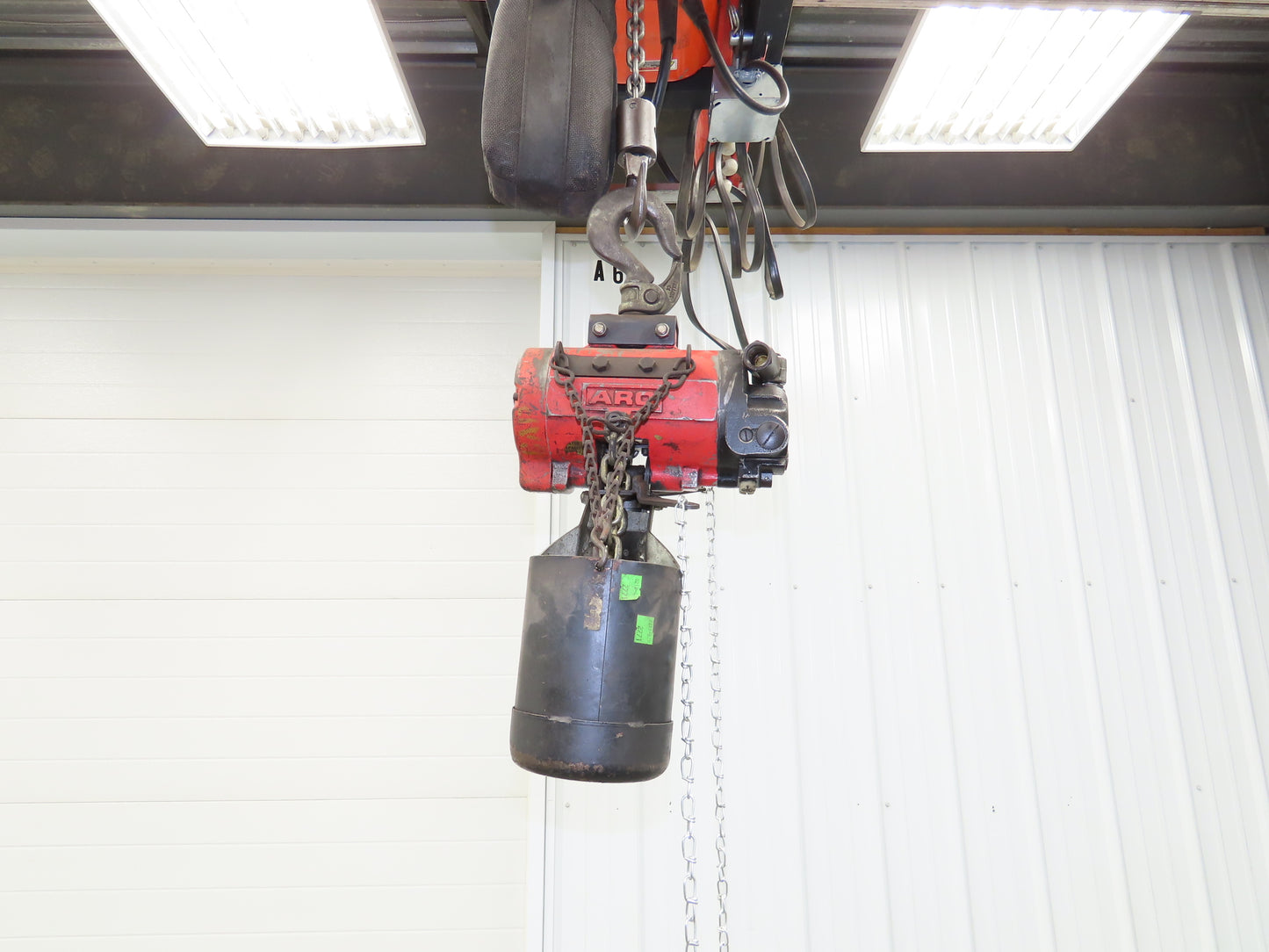 Aro 7717E 1/4 Ton 500lb Pneumatic Air Chain Hoist 7' 10" Lift 10' Pull Chain