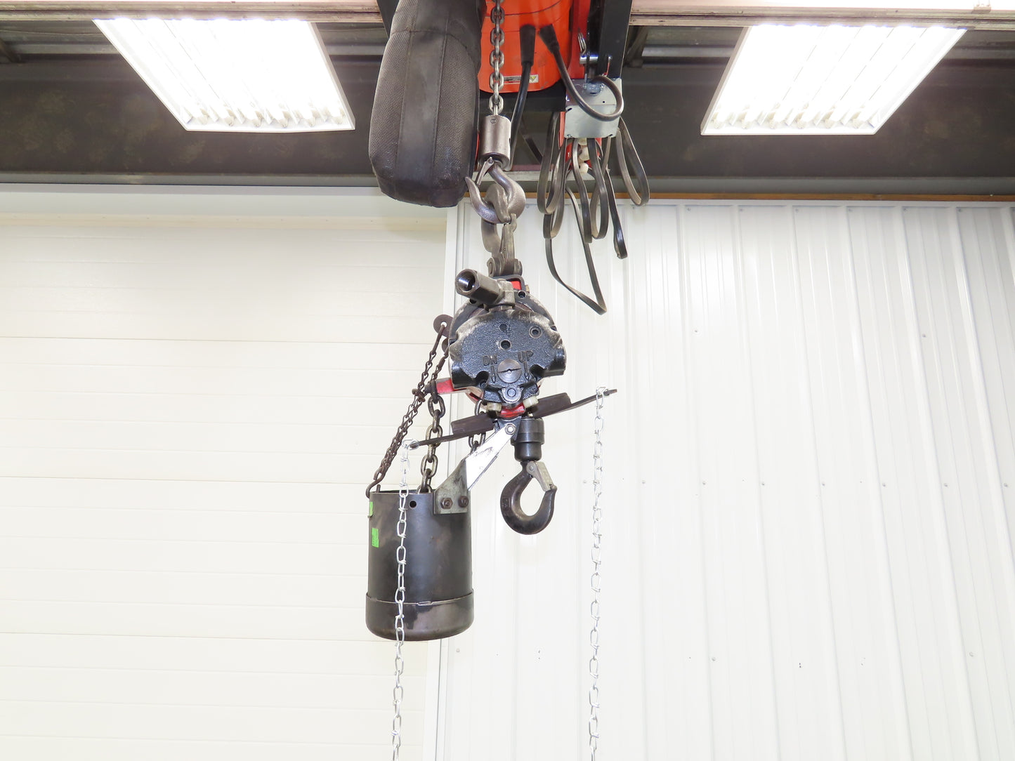Aro 7717E 1/4 Ton 500lb Pneumatic Air Chain Hoist 7' 10" Lift 10' Pull Chain