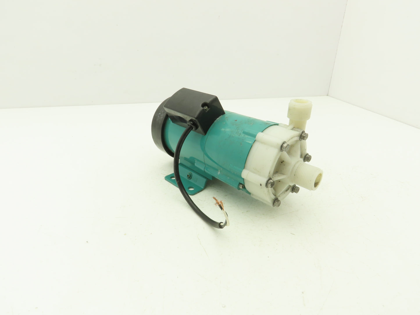 Iwaki MD-40RM Magnetic Drive Water Pump 3/4"Poly Plastic 220V 3PH 52 L/min